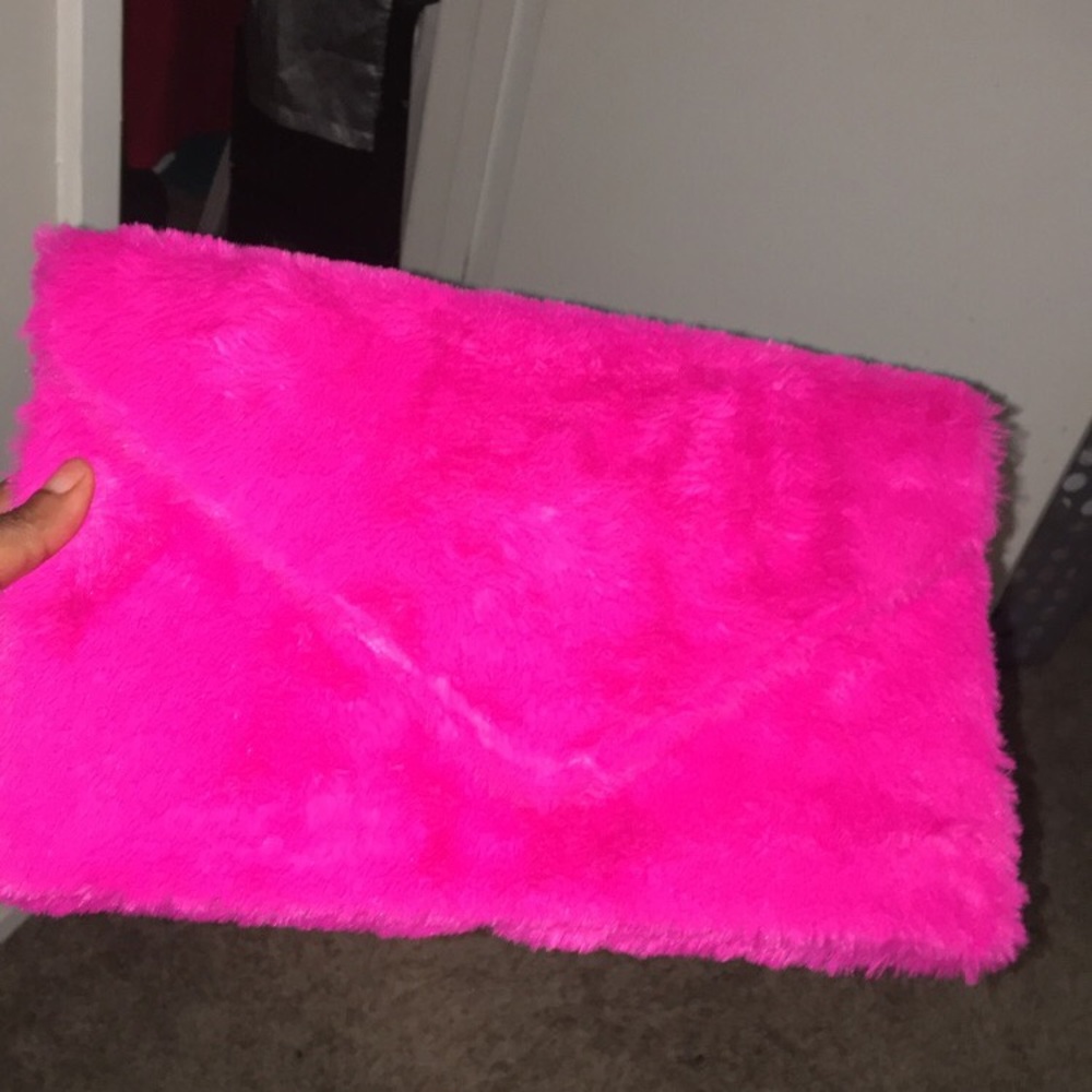 Hot pink fuzzy clutch - Picture 3 of 4